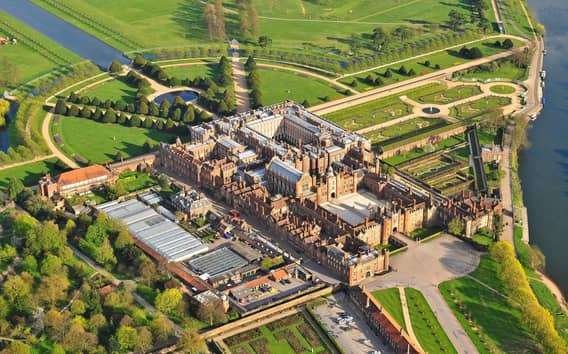 London: Royal Hampton Court Guided Tour with Afternoon Tea