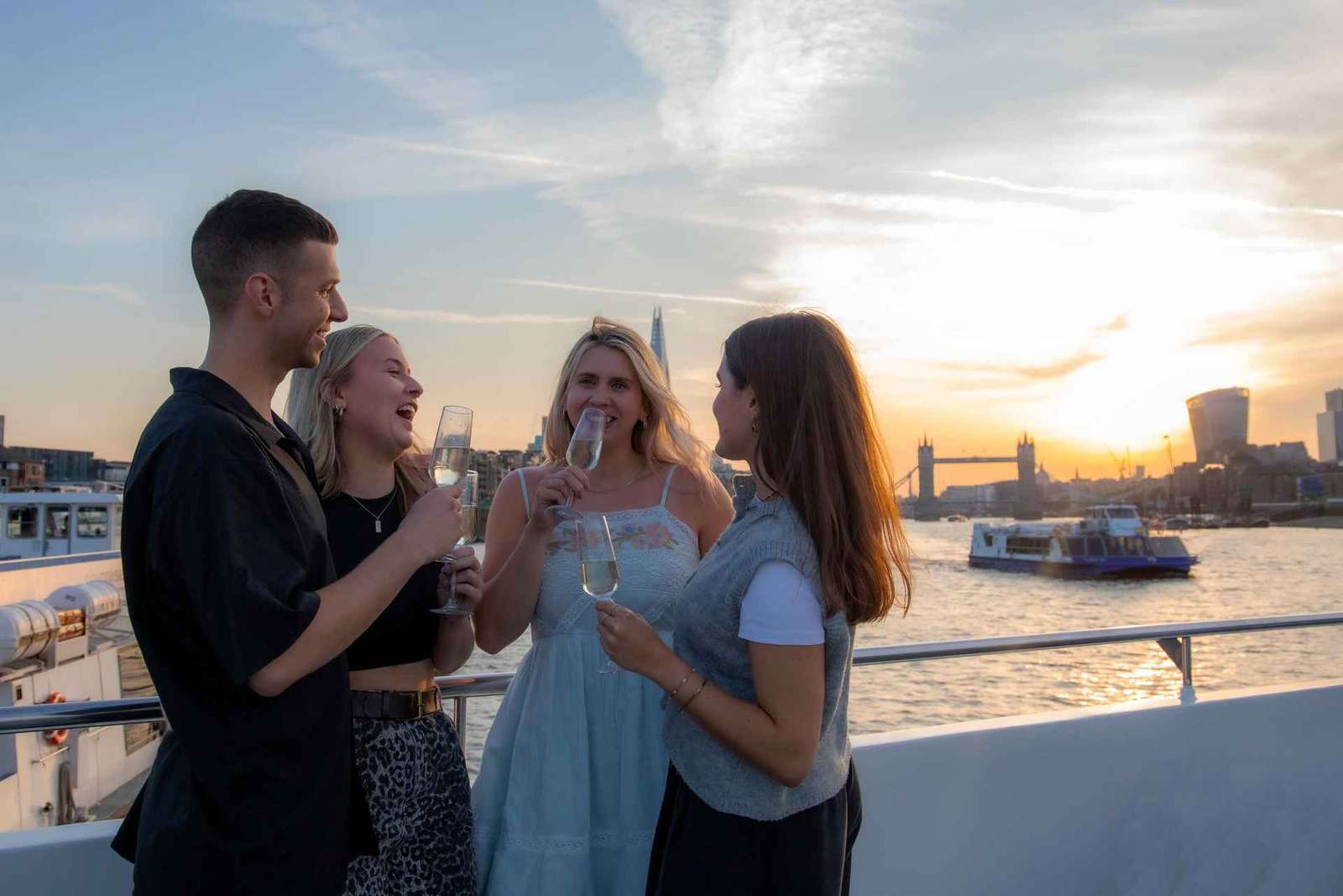 London: Abendfahrt auf der Themse mit Sekt und Canapés