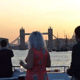 London: Abendfahrt auf der Themse mit Sekt und Canapés