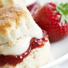 London: Royal Hampton Court Guided Tour with Afternoon Tea