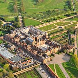 London: Royal Hampton Court Guided Tour with Afternoon Tea
