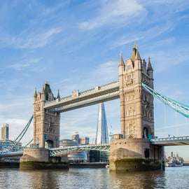Entrada al Tower Bridge: pasarela de cristal y máquinas