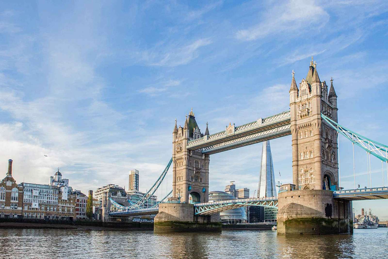 Entrada al Tower Bridge: pasarela de cristal y máquinas