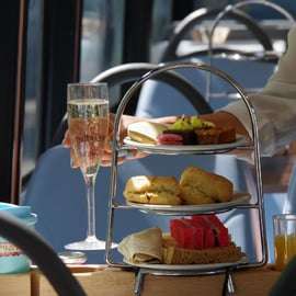 Londres : Afternoon Tea Bus avec un verre de Prosecco