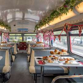 Afternoon tea bustour door Londen in een Routemaster