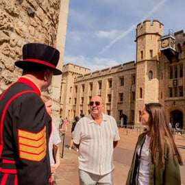 Londoni Tower-túra koronázási ékszerek megtekintésével
