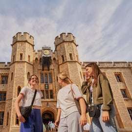 Londoni Tower-túra koronázási ékszerek megtekintésével