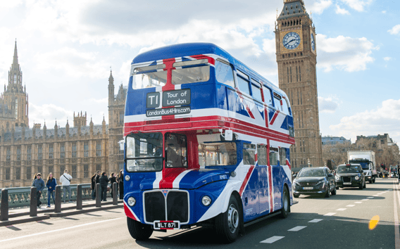 Londoni délutáni teás buszos körút egy klasszikus Routemaster buszon
